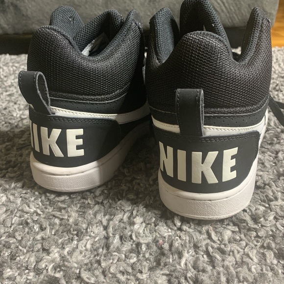 Nike shoes, black and white. - Picture 2 of 4